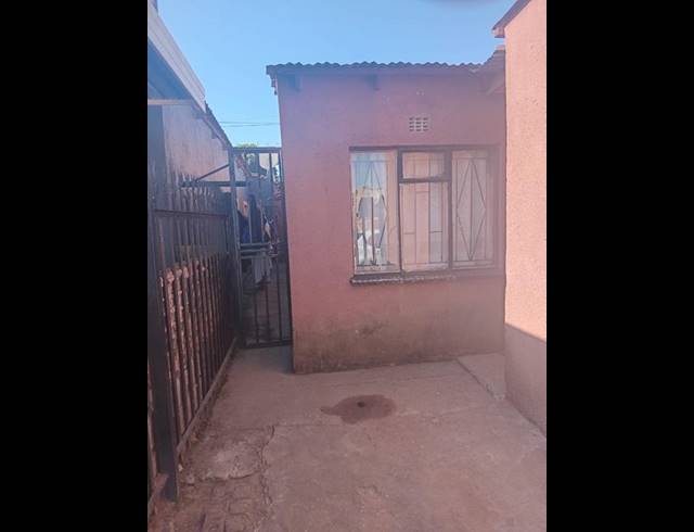 8 BEDROOM HOUSE FOR SALE IN TEMBISA CENTRAL